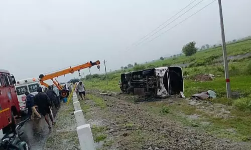 कुत्ते से टकराने से बचने के प्रयास में KSRTC बस खेत में पलटी; कई घायल कुत्ते से टकराने से बचने के प्रयास में KSRTC बस खेत में पलटी; कई घायल