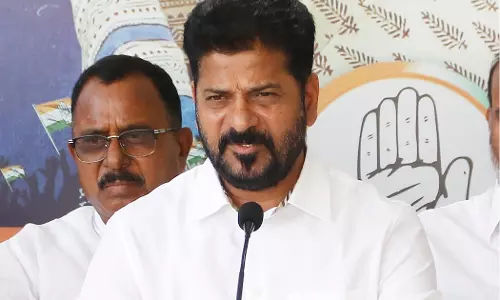 Telangana CM ने कुछ जिलों में भारी बारिश के बाद स्थिति की समीक्षा की Telangana CM ने कुछ जिलों में भारी बारिश के बाद स्थिति की समीक्षा की