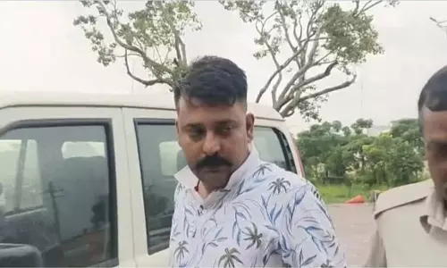 ओडिशा के भद्रक में होटल से फर्जी पुलिसकर्मी गिरफ्तार; पुलिस की वर्दी और बैज जब्त ओडिशा के भद्रक में होटल से फर्जी पुलिसकर्मी गिरफ्तार; पुलिस की वर्दी और बैज जब्त