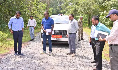 ग्रामीण सड़क निर्माण का धमतरी कलेक्टर ने किया निरीक्षण