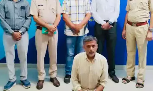 प्रोफेसर से 7.5 लाख रुपये ठगने के आरोप में सूरत का व्यक्ति गिरफ्तार प्रोफेसर से 7.5 लाख रुपये ठगने के आरोप में सूरत का व्यक्ति गिरफ्तार