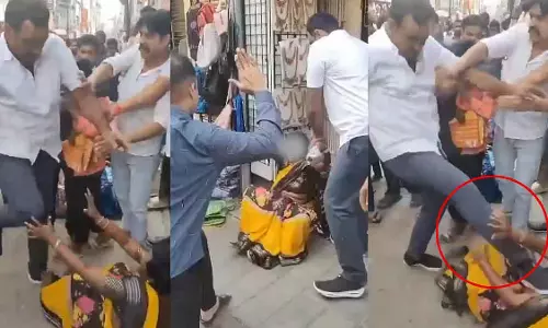 Bengaluru: दबंगों ने बाजार में महिला को बेरहमी से पीटा, दो गिरफ्तार Bengaluru: दबंगों ने बाजार में महिला को बेरहमी से पीटा, दो गिरफ्तार