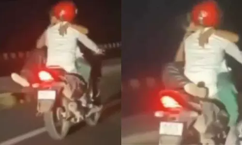 Ajmer: सार्वजनिक स्थल पर कपल का अशोभनीय व्यवहार, लोगों में नाराज़गी Ajmer: सार्वजनिक स्थल पर कपल का अशोभनीय व्यवहार, लोगों में नाराज़गी