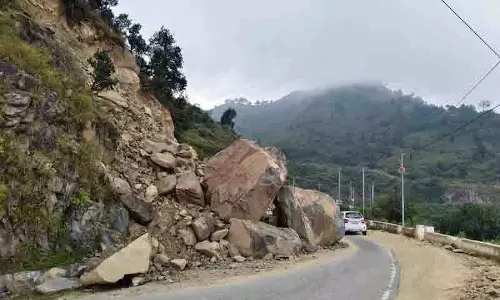 एक महीने बाद भी Sirmaur में विशाल चट्टानों ने राजमार्ग को अवरुद्ध किया