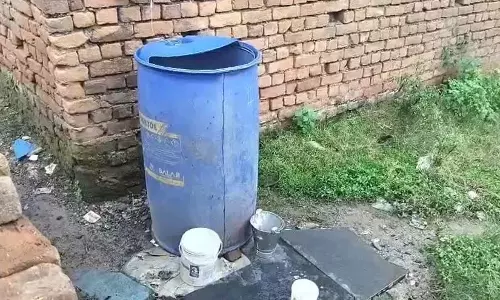 नशे में धुत युवक ने मासूम बच्ची को नीले ड्रम में डाला, समय रहते बची जान नशे में धुत युवक ने मासूम बच्ची को नीले ड्रम में डाला, समय रहते बची जान