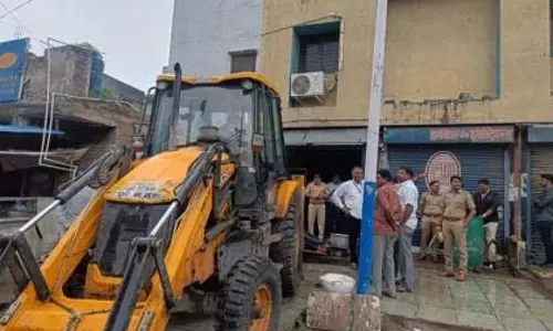 पुलिस ने टीपू पठान के अनधिकृत कार्यालय को ध्वस्त कर दिया