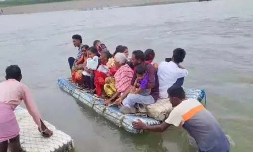 और कितने साल राफ्टिंग? खतरनाक तरीके से नाला पार कर रहे ग्रामीण