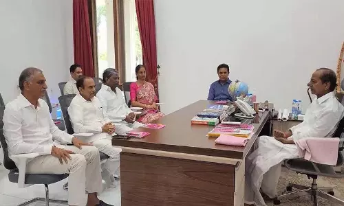 KCR ने वरिष्ठ बीआरएस नेताओं से मुलाकात की