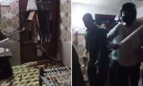 Gujarat: सांप्रदायिक तनाव के बीच पुलिस ने मारा छापा, 70 गिरफ्तार Gujarat: सांप्रदायिक तनाव के बीच पुलिस ने मारा छापा, 70 गिरफ्तार