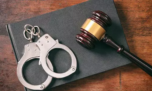वकील ने बहस के बाद कार में तोड़फोड़ और टोटो चालक की पिटाई का आरोप लगाया