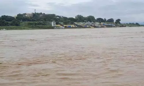 गोदावरी नदी भद्राचलम में पहले चेतावनी स्तर को पार कर गई