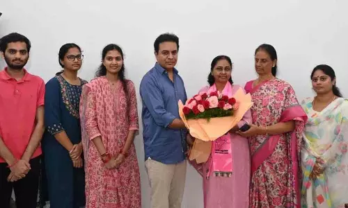 Maganti Sunitha ने तेलंगाना भवन में केटीआर से मुलाकात की