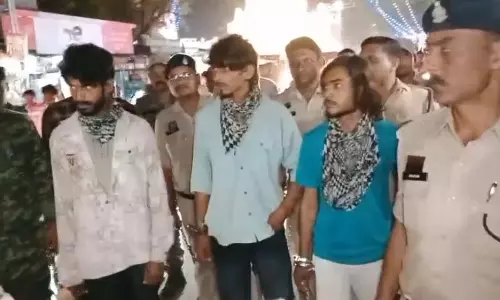 आदिवासी युवती से गैंगरेप: पुलिस ने आरोपियों का निकाला जुलूस आदिवासी युवती से गैंगरेप: पुलिस ने आरोपियों का निकाला जुलूस