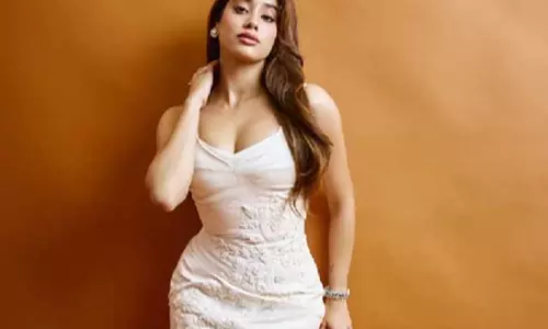 व्हाइट ड्रेस में जान्हवी कपूर का ग्लैमरस अवतार, दिल जीत लेंगी फोटोज व्हाइट ड्रेस में जान्हवी कपूर का ग्लैमरस अवतार, दिल जीत लेंगी फोटोज