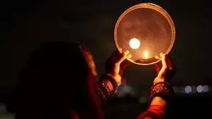 Karvachauth 2025: गर्भवती महिलाओं के लिए नियम और सावधानियां Karvachauth 2025: गर्भवती महिलाओं के लिए नियम और सावधानियां