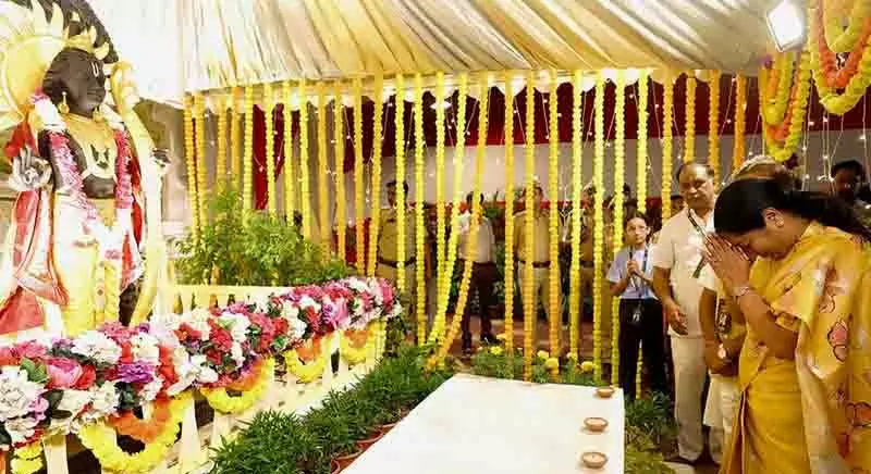 मुख्यमंत्री ने पीतमपुरा में ब्रॉडवे रामलीला के 10वें संस्करण का उद्घाटन किया मुख्यमंत्री ने पीतमपुरा में ब्रॉडवे रामलीला के 10वें संस्करण का उद्घाटन किया