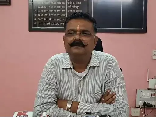 अधिकारी ने दोगला बताया, राष्ट्रपिता गांधी जी का किया अपमान अधिकारी ने दोगला बताया, राष्ट्रपिता गांधी जी का किया अपमान