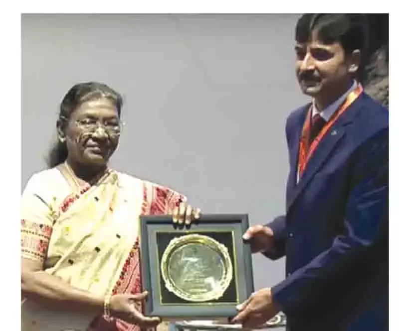 राष्ट्रपति मुर्मू ने केयू के प्रोफेसर जिलानी को राष्ट्रीय भूविज्ञान पुरस्कार प्रदान किया राष्ट्रपति मुर्मू ने केयू के प्रोफेसर जिलानी को राष्ट्रीय भूविज्ञान पुरस्कार प्रदान किया