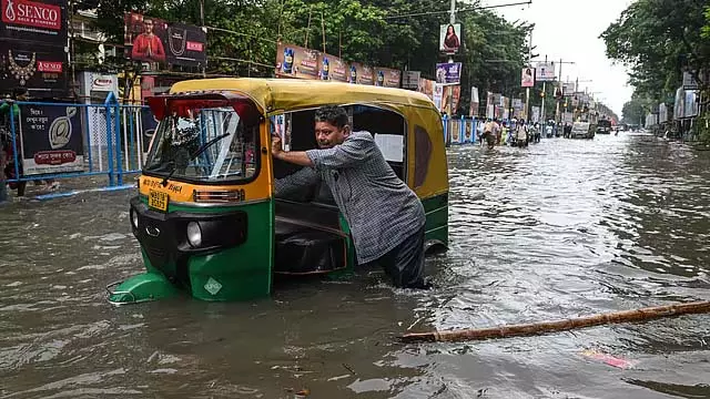 हैदराबाद में बाढ़ : 1000 लोगों को निकाला गया हैदराबाद में बाढ़ : 1000 लोगों को निकाला गया