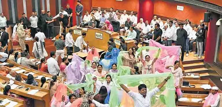 डेंगू-मलेरिया के बढ़ते मामलों को लेकर एमसीडी में आप का हंगामा डेंगू-मलेरिया के बढ़ते मामलों को लेकर एमसीडी में आप का हंगामा