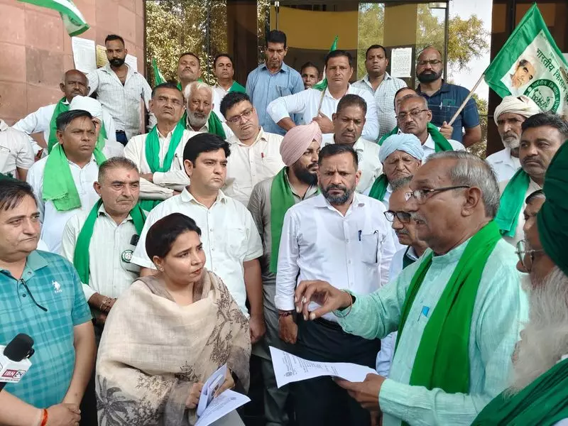 डिजिटल तराजू और धान खरीद में देरी को लेकर BKU का करनाल में विरोध प्रदर्शन डिजिटल तराजू और धान खरीद में देरी को लेकर BKU का करनाल में विरोध प्रदर्शन