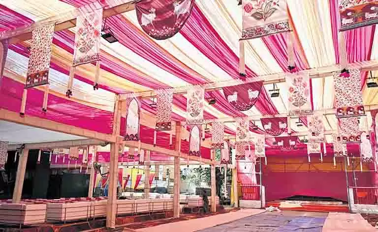 Delhi दुर्गा पूजा में राजबारी की भव्यता और डाकेर साज की सादगी का संगम Delhi दुर्गा पूजा में राजबारी की भव्यता और डाकेर साज की सादगी का संगम