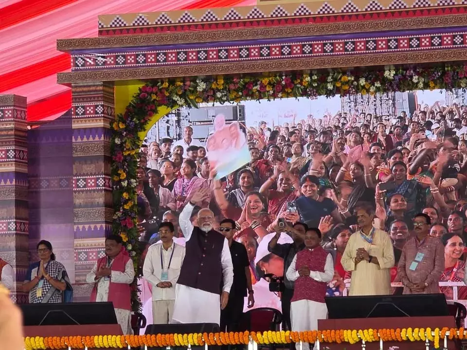 PM Modi ने स्वदेशी 4G स्टैक, 97,500 BSNL टावरों और 60,000 करोड़ की विकास परियोजनाओं का उद्घाटन किया PM Modi ने स्वदेशी 4G स्टैक, 97,500 BSNL टावरों और 60,000 करोड़ की विकास परियोजनाओं का उद्घाटन किया
