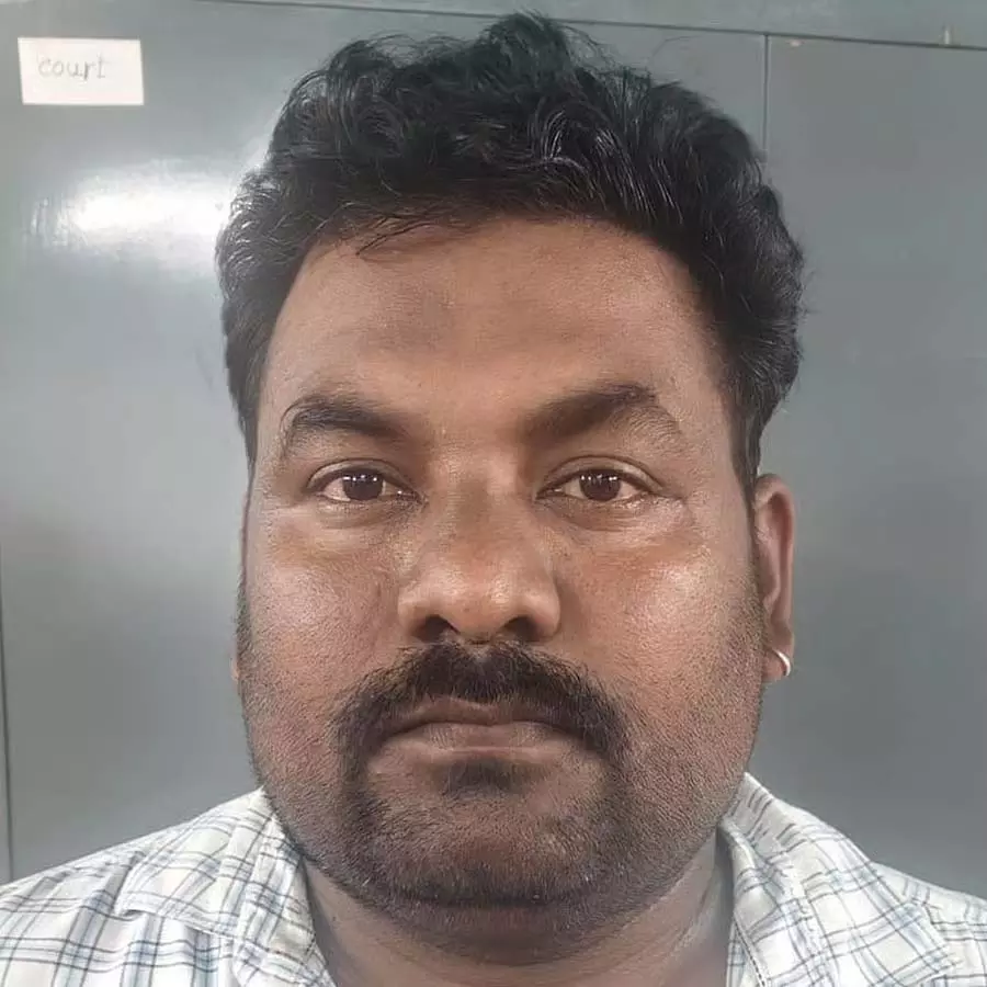 Karnataka : ग्राम पंचायत सदस्य समेत तीन लोग लोकायुक्त के जाल में फंसे Karnataka : ग्राम पंचायत सदस्य समेत तीन लोग लोकायुक्त के जाल में फंसे