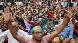 Bangladesh: मंदिरों पर हमलों के बीच हिंदू समुदाय ने सुरक्षा की मांग की Bangladesh: मंदिरों पर हमलों के बीच हिंदू समुदाय ने सुरक्षा की मांग की