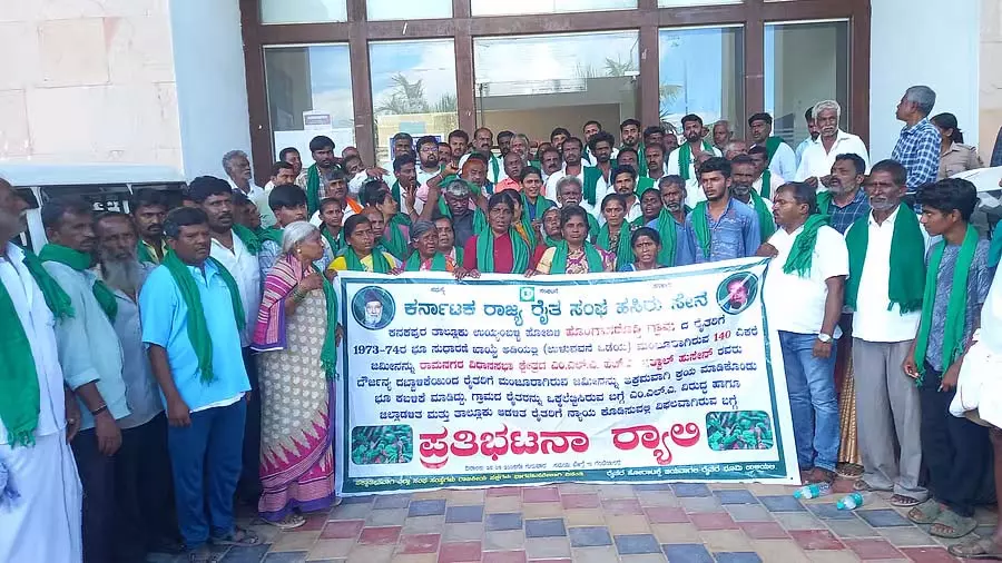 Kanakapura : भूमि हड़पने वालों के खिलाफ विरोध प्रदर्शन Kanakapura : भूमि हड़पने वालों के खिलाफ विरोध प्रदर्शन