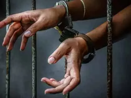 Pune: गांजा बेचने के आरोप में एक ही परिवार की 3 महिलाएं गिरफ्तार Pune: गांजा बेचने के आरोप में एक ही परिवार की 3 महिलाएं गिरफ्तार