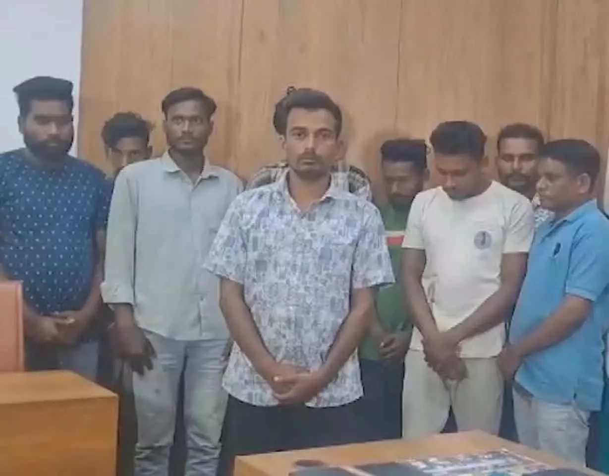 Sambalpur पुलिस की बड़ी कार्रवाई: साइबर गिरोह का भंडाफोड़ Sambalpur पुलिस की बड़ी कार्रवाई: साइबर गिरोह का भंडाफोड़