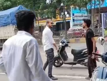 बहन से दोस्ती करने के शक में भाई ने युवक को पीटा, वीडियो वायरल बहन से दोस्ती करने के शक में भाई ने युवक को पीटा, वीडियो वायरल