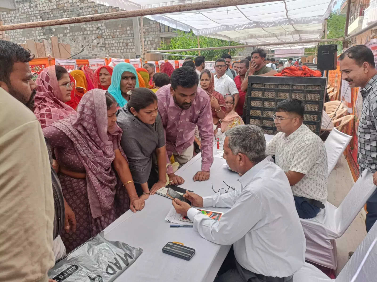 Barmer: सरकार की बनाई सड़क वर्षों से बंद, ग्रामीणों में नाराजगी Barmer: सरकार की बनाई सड़क वर्षों से बंद, ग्रामीणों में नाराजगी