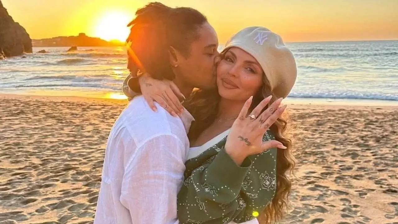 Jesy Nelson ने अपने बॉयफ्रेंड ज़ायन फोस्टर से सगाई की घोषणा की Jesy Nelson ने अपने बॉयफ्रेंड ज़ायन फोस्टर से सगाई की घोषणा की