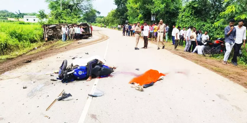 2 युवकों की दर्दनाक मौत, चार पहिया और बाइक के बीच हुई भिड़ंत 2 युवकों की दर्दनाक मौत, चार पहिया और बाइक के बीच हुई भिड़ंत