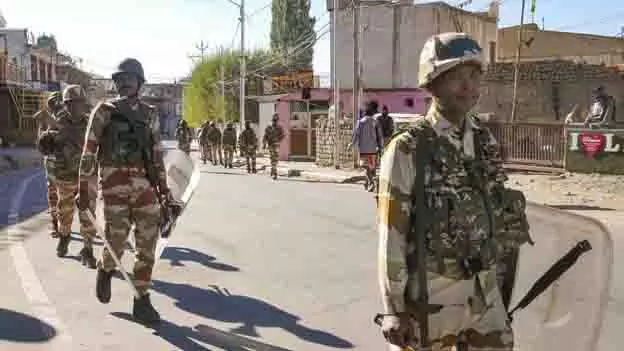 लेह में वांगचुक गिरफ्तारी के बाद कर्फ्यू और गश्त कड़ी लेह में वांगचुक गिरफ्तारी के बाद कर्फ्यू और गश्त कड़ी