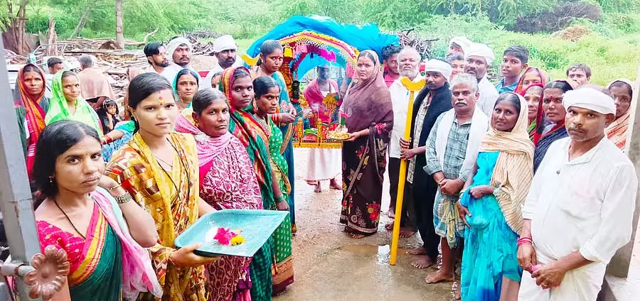 Naragal: शहर में पालकी लेकर घूमते तीर्थयात्री Naragal: शहर में पालकी लेकर घूमते तीर्थयात्री
