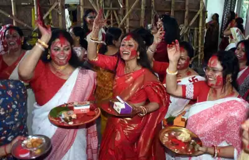 बंगाली समुदाय के सदस्य Durga Puja मनाने के लिए तैयार बंगाली समुदाय के सदस्य Durga Puja मनाने के लिए तैयार