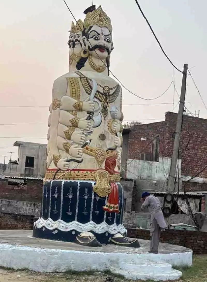 Ludhiana: पायल में दशहरा के उपलक्ष्य में दुबे परिवार ने की रावण की पूजा Ludhiana: पायल में दशहरा के उपलक्ष्य में दुबे परिवार ने की रावण की पूजा