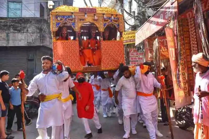 शहर में दशहरा उत्सव के लिए परिवार द्वारा संचालित Ram Dola Yatra जारी शहर में दशहरा उत्सव के लिए परिवार द्वारा संचालित Ram Dola Yatra जारी