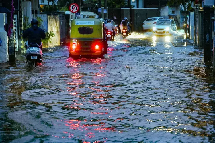 Kerala भारी बारिश की चेतावनी कोझिकोड, वायनाड, कन्नूर, कासरगोड में ऑरेंज अलर्ट Kerala भारी बारिश की चेतावनी कोझिकोड, वायनाड, कन्नूर, कासरगोड में ऑरेंज अलर्ट