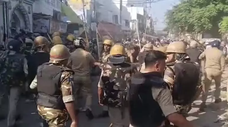 Bareilly में अराजकता: आई लव मुहम्मद वीडियो को लेकर मौलवी और 11 अन्य हिरासत में Bareilly में अराजकता: आई लव मुहम्मद वीडियो को लेकर मौलवी और 11 अन्य हिरासत में