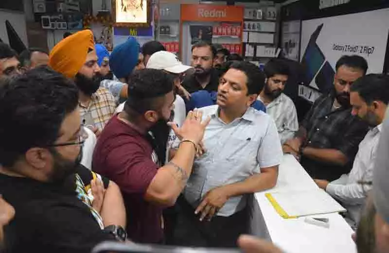 GST टीम ने मोबाइल की दुकान पर छापा मारा GST टीम ने मोबाइल की दुकान पर छापा मारा