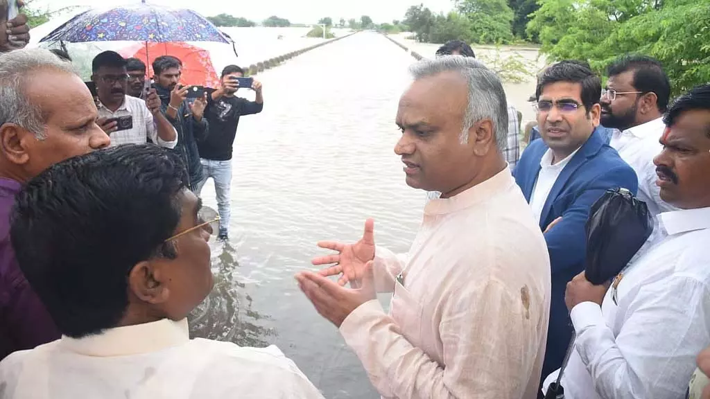 लगातार बारिश से जनजीवन अस्त-व्यस्त, दीवार गिरने से बच्चे की मौत प्रियांक खड़गे ने किया दौरा लगातार बारिश से जनजीवन अस्त-व्यस्त, दीवार गिरने से बच्चे की मौत प्रियांक खड़गे ने किया दौरा