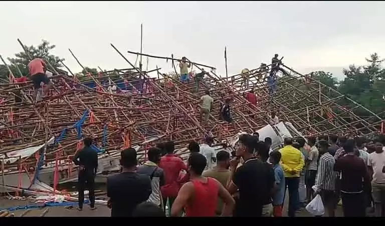 Jharkhand: मौसम की मार, 110 फीट ऊंचा पूजा पंडाल हुआ धराशायी Jharkhand: मौसम की मार, 110 फीट ऊंचा पूजा पंडाल हुआ धराशायी