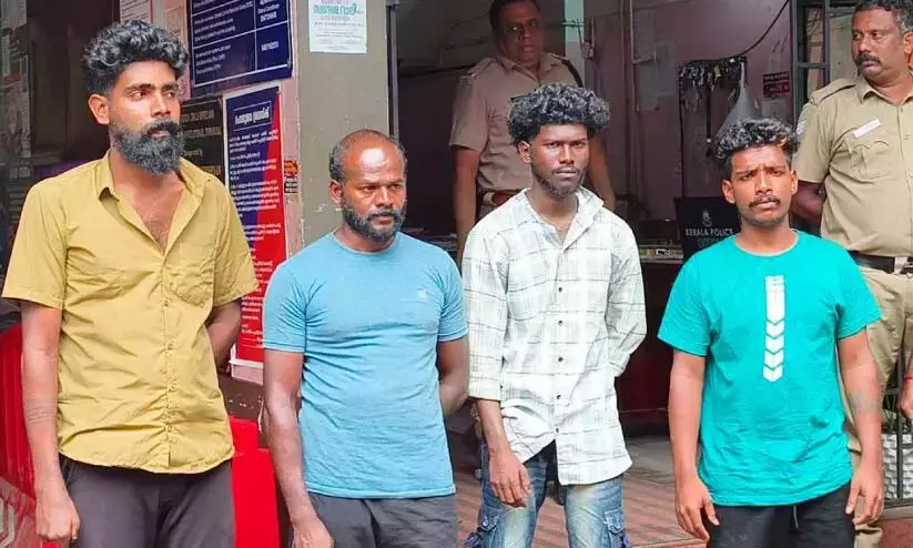 Kerala : व्यापारी पर हमला कर 2 लाख लूटने के आरोप में चार गिरफ्तार Kerala : व्यापारी पर हमला कर 2 लाख लूटने के आरोप में चार गिरफ्तार