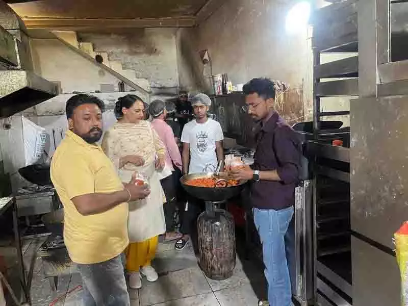 Ludhiana: सुरक्षित उत्सव सुनिश्चित करने के लिए, स्वास्थ्य विभाग ने शहर में खाद्य सुरक्षा जांच को मजबूत किया Ludhiana: सुरक्षित उत्सव सुनिश्चित करने के लिए, स्वास्थ्य विभाग ने शहर में खाद्य सुरक्षा जांच को मजबूत किया