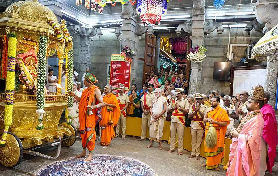 Sringeri : शरदम्बा के लिए सजाया गया गरुड़ वाहन Sringeri : शरदम्बा के लिए सजाया गया गरुड़ वाहन