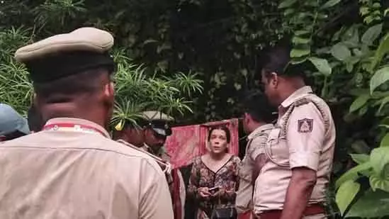 कर्नाटक HC ने कहा – घर लौट सकती हैं गुफा में मिली रूसी महिला और उसकी बेटियां कर्नाटक HC ने कहा – घर लौट सकती हैं गुफा में मिली रूसी महिला और उसकी बेटियां